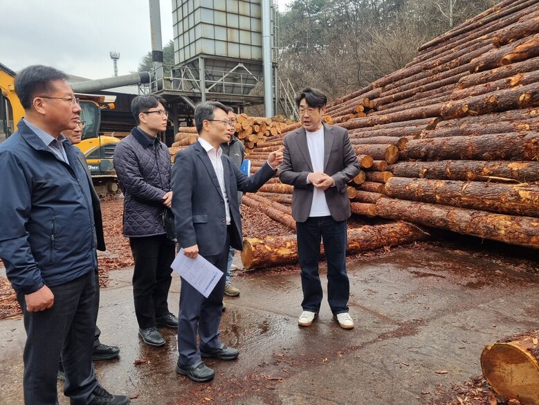 제천시 목재산업단지 방문(산림청 제공)