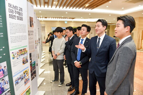 성경세미나 참석자들이 하나님의 교회를 소개하는 패널을 둘러보며 담소를 나누고 있다.
