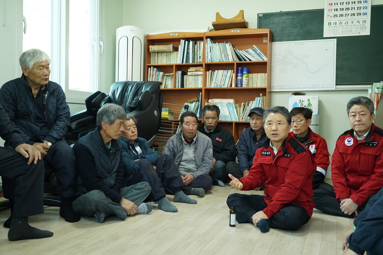 남성현 산림청장이 22일 충남 공주시 유규면 마을회관을 찾아 주민들에게 영농부산물 소각하지 않기 등 산불예방을 당부하고 있다.(산림청 제공)
