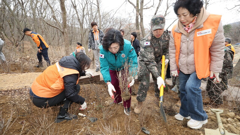 제79회 식목일 기념 나무심기 행사(과천시 제공)