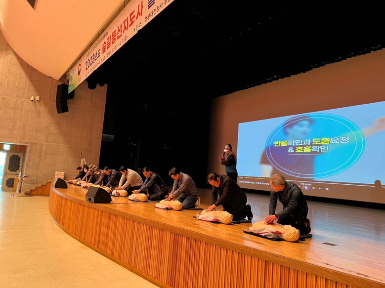 숲길등산지도사를 대상으로 실무교육(한국등산·트레킹지원센터 제공)