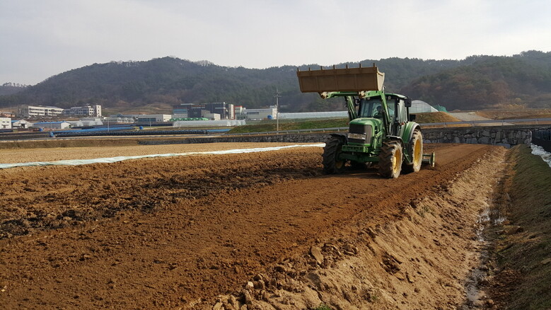 인삼 예정지 관리(밭 가는 모습(농진청 제공)