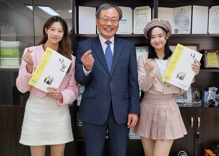 나눔축산운동본부 안승일 사무총장(가운데)이 하이큐티에게 나눔축산의 소중한 가치를 설명하고 기념촬영에 임했다.