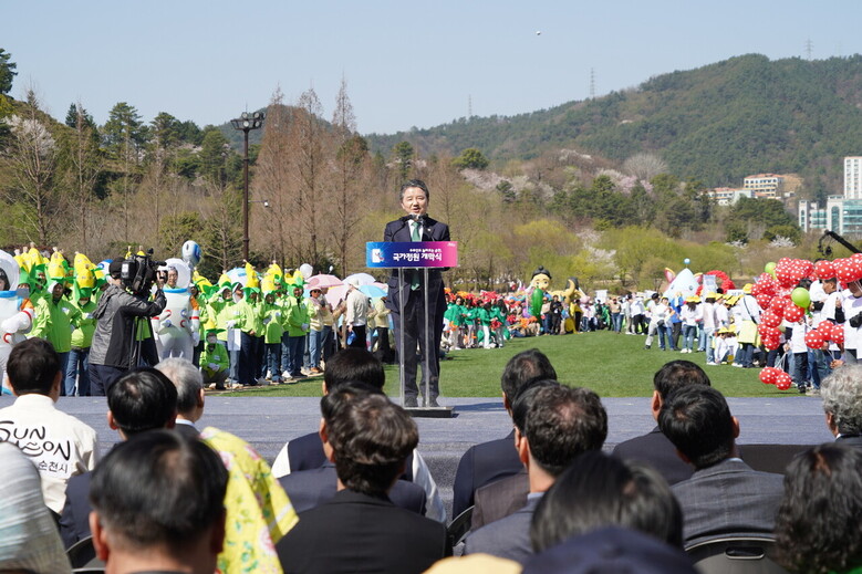 남성현 산림청장이 1일 전남 순천시 순천만국가정원에서 열린 '2024 순천만국가정원 개막식'에 참석해 축사를 하고 있다.(산림청 제공)