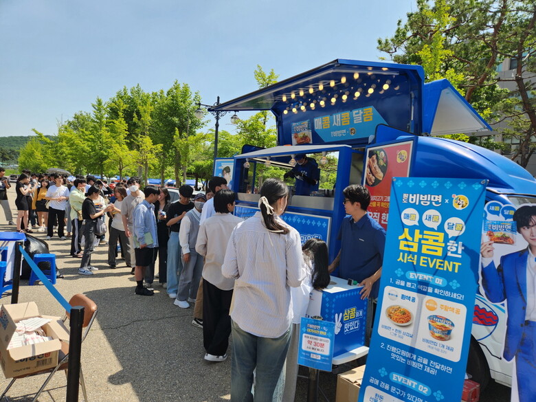 지난해 한돈X팔도 비빔면 푸드트럭 시식 행사에 8,400명이 모이며 큰 인기를 끌었다.(한돈자조금 제공)