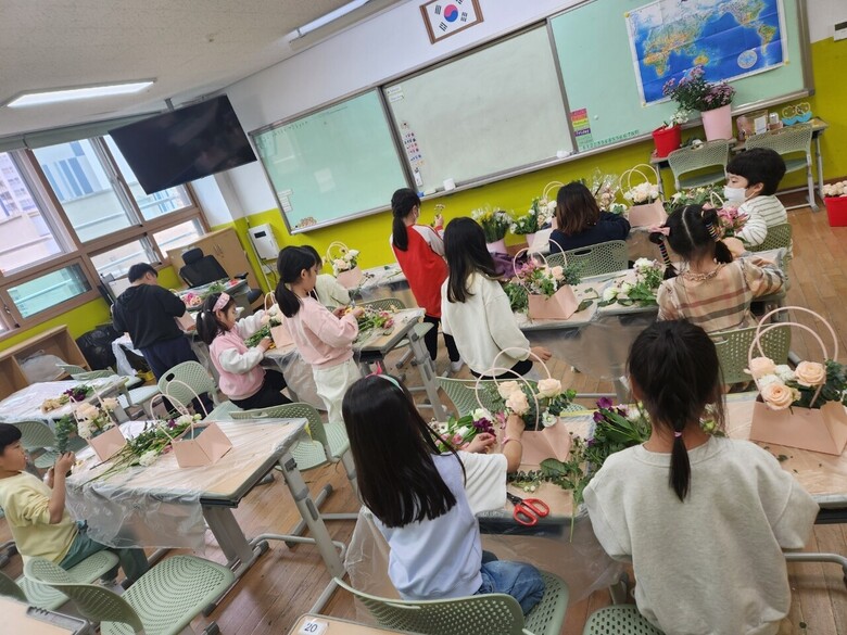 한국화훼자조금협의회와 경남절화연구회가 지난 4월 8일부터 경상남도 지역 초등학교와 중학교 청소년들을 대상으로 진행하고 있는 ‘학교 꽃바구니 만들기, 꽃 체험’ 행사가 호응을 얻고 있다.(한국화훼자조금 제공)