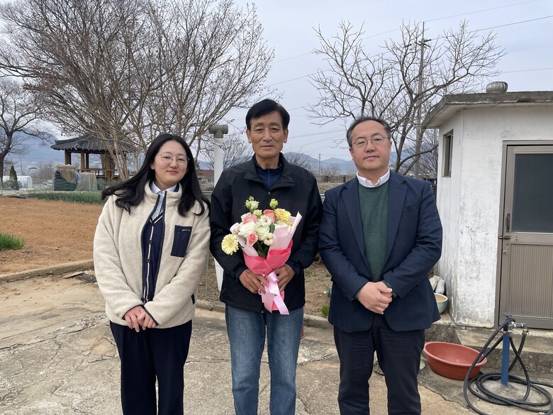 농지이양 은퇴직불금을 강화군에 거주하는 한OO씨에게 첫 지급 기념 사진 (한국농어촌공사 제공)