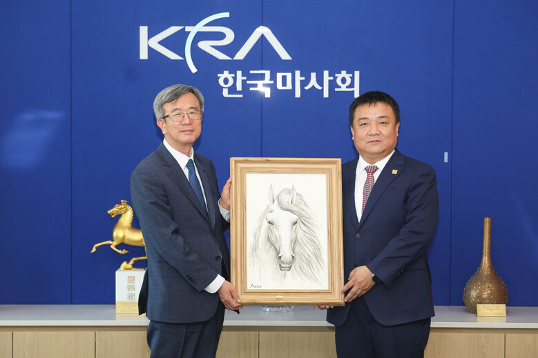 왼쪽 한국마사회 정기환 회장과 중국마업협회 가오펑 사무총장(한국마사회 제공)