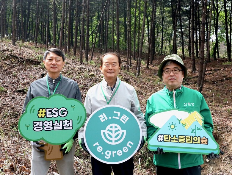 (좌)현대지에프홀딩스 장호진 사장, (중)생명의숲 허상만 이사장, (우)산림청 임상섭 차장(산림청 제공)
