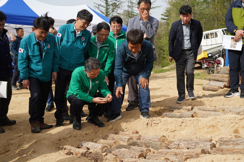 남성현 산림청장이 17일 전북 무주군 선도산림경영단지를 찾아 무주군 관계자들과 산림경영단지 활성화 방안을 논의하고 있다.(산림청 제공)