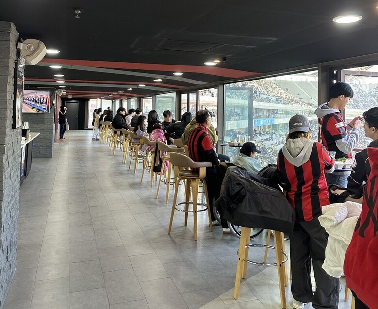 한돈자조금은 FC서울과 함께 협업, 한돈 요리와 무제한 맥주를 제공하는 ‘한돈 스카이펍’ 좌석을 운영하고 있다.