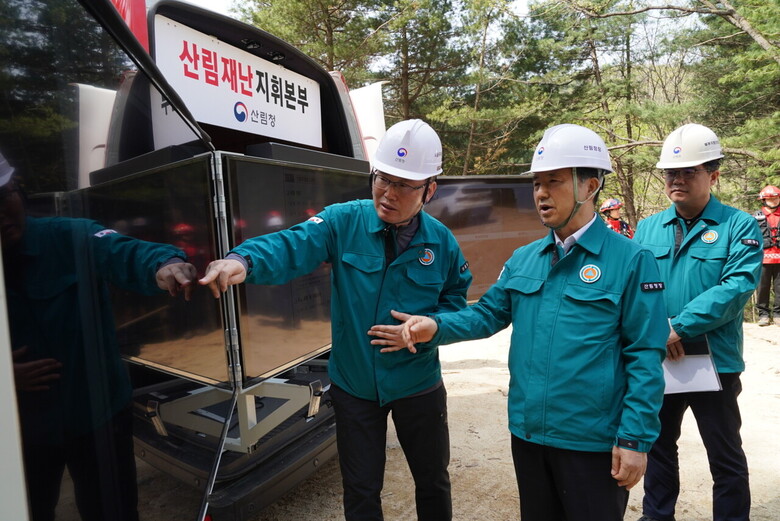 산림토목 사업지를 방문해 산불진화임도와 계류보전 사업현장을 점검(산림청 제공)