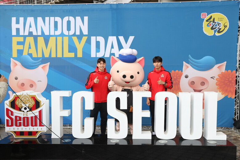 FC서울 선수들과 한도니가 포토행사를 진행하고 있다.