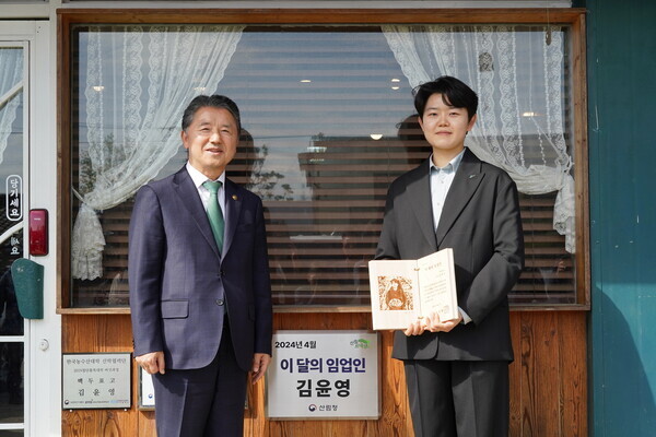 남성현 산림청장(왼쪽)이 22일 오후 경북 상주시 낙동면 이달(4월)의 임업인으로 선정된 김윤영 백두표고 대표 사업장을 방문해 포상한 뒤 '이달의 임업인 인증 현판'앞에서 기념촬영을 하고 있다.