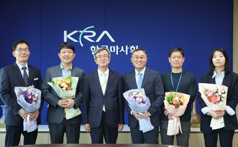 사내 게시판 통해 칭찬문화 전파하는 정기환 회장 (마사회 제공)