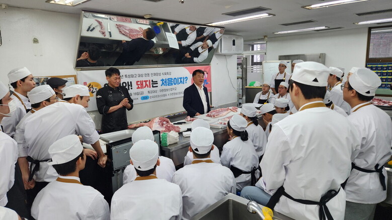 특성화고 학생들을 대상으로 돼지 식육처리 특강 교육(한돈자조금 제공)