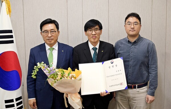 김춘진 한국농수산식품유통공사 사장, 안병희 노동이사, 이원규 노동조합 수석부위원장