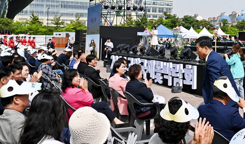 인사하는 김춘진 한국농수산식품유통공사 사장