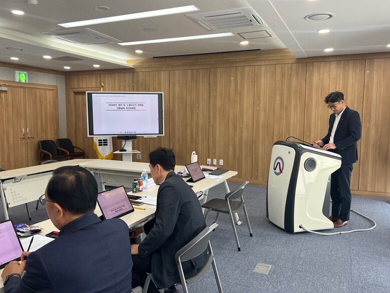 축산물품질평가원 이력관리처 이동희 처장이 위원회 운영에 앞서 평가 개요를 설명하고 있다.