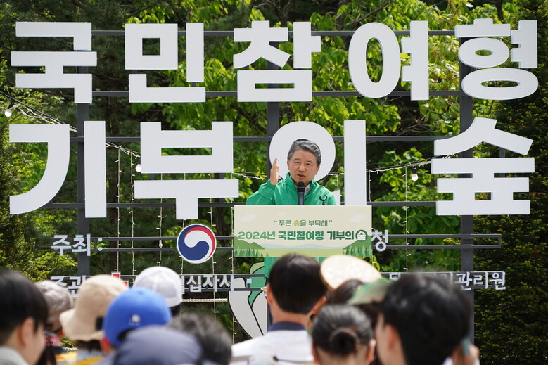 남성현 산림청장이 29일 강원도 춘천시 국립춘천숲체원 내에서 열린 '국민과 함께하는 산림복원' 행사에서 인사말을 하고 있다.(산림청 제공)