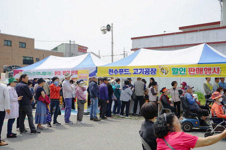 광천농협하나로마트, 천수푸드의 특판 이벤트에 시민들이 한돈을 구입하기 위해 줄을 서고 있다. (한돈자조금 제공)