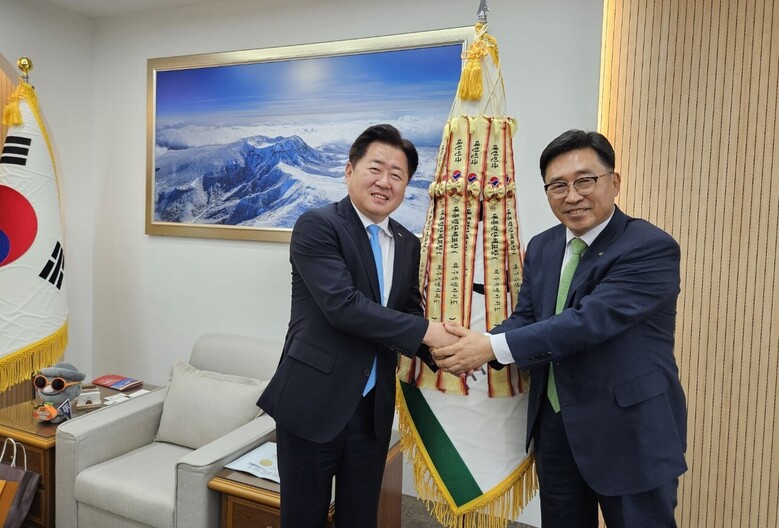 한국농수산식품유통공사 김춘진 사장(우측), 오영훈 제주도지사(좌측)