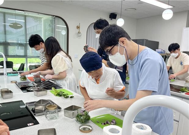 제철 농산물로 만든 건강한 장아찌 만들기 체험(인천시청 제공)
