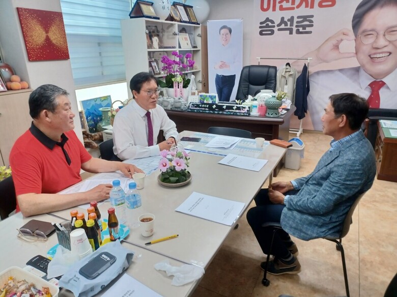 한국화훼자조금협의회는 지난 5월 3일 경기도 이천에서 송석준 국회의원을 만나 ‘대한민국 화훼산업 발전’을 위해 의견을 나눴다. 사진 맨 오른쪽부터 자조금협의회 서용일 회장, 송석준 의원, 이천시 화훼협회 이철호 회장 모습(한국화훼자조금협의회 제공)