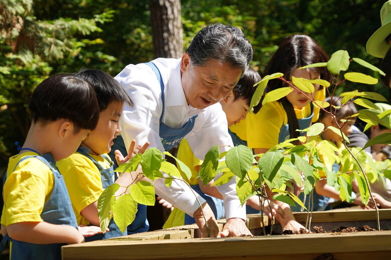 남성현 산림청장이 13일 충북 청주시 구룡유아숲체험원에서 어린이들과 자생식물 꽃밭 가꾸기를 하고 있다.(산림청 제공)