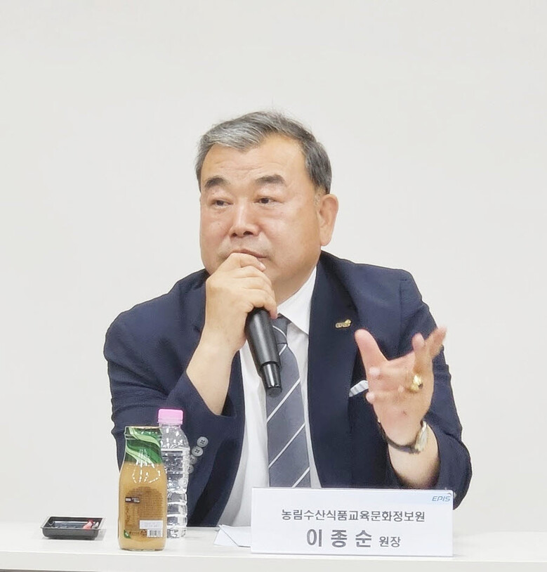 농정원 이종순 원장이 지난 14일 '개원 12주년 기념 언론감담회'에서 기자의 질문에 답하고 있다. 김대경 기자