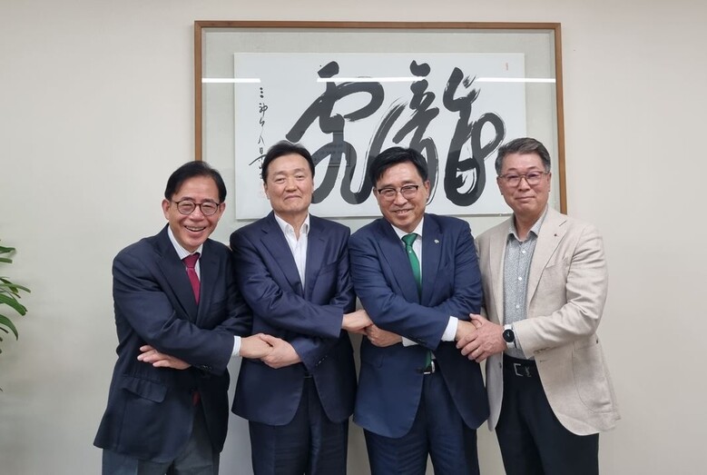 한국농수산식품유통공사 김춘진 사장(우측 2번째), 농심 이병학 대표이사(우측 3번째)