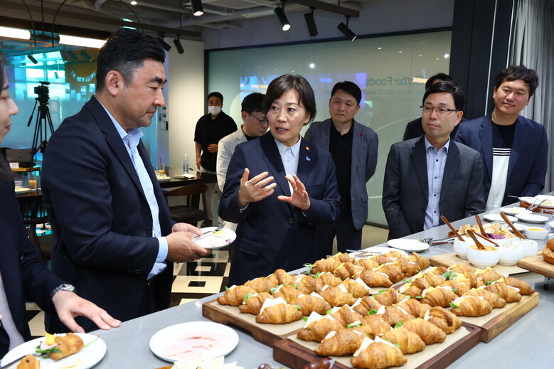 가루쌀 시제품 전시 및 시식 사진 (농식품부 제공)