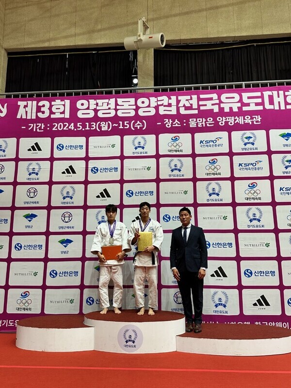 좌측 첫번째 김화수, 우측 첫번째 김재범감독