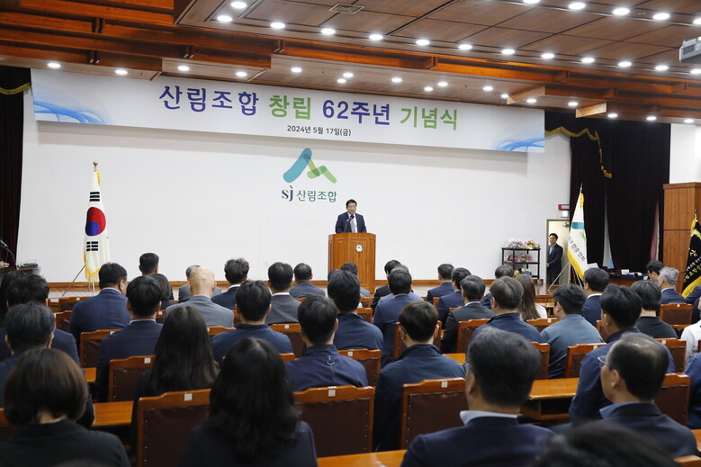 최창호 산림조합중앙회장이 창립일을 축하하고 있다.(산림조합중앙회 제공)