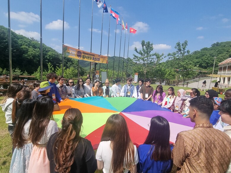 전통놀이를 체험하고 있는 아시아 유학생들(국립자연휴양림관리소 제공)