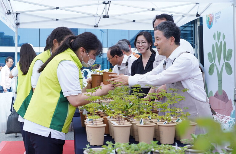 남성현 산림청장(오른쪽)이 22일 대전역 광장에서 '세계 생물다양성의 날' 을 맞아 철도 이용객 및 시민들에게 자생식물을 나눠주고 있다. 이번행사는 산림청과 한국철도공사, 한국수목원정원관리원이 참여했다.(산림청 제공)
