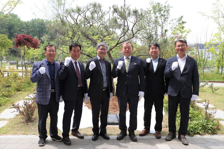 농정원은 개원 12주년을 맞아 기념수(금송)를 이식하는 행사 진행(농림수산식품교육문화정보원 제공)