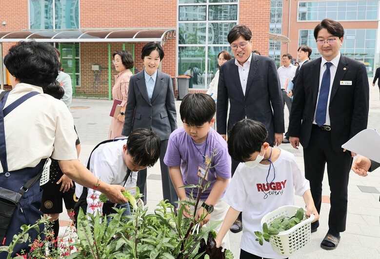 조재호 농촌진흥청장, 충남 천안 ‘늘봄학교’ 농촌 체험 프로그램 시범운영 초등학교 방문(농진청 제공)