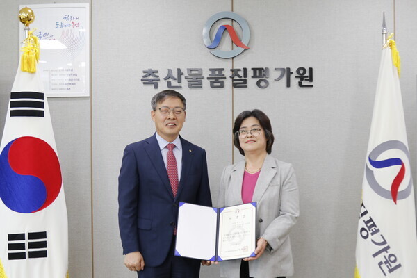 축산물품질평가원 박병홍 원장(왼쪽)이 최은경 신임 청렴시민감사관(오른쪽)에게 위촉장을 수여했다.
