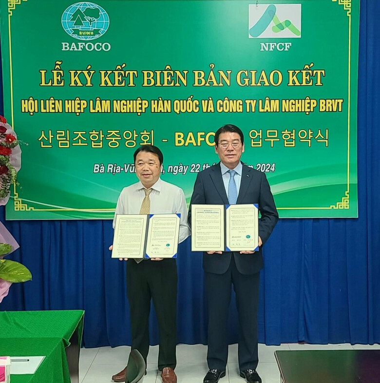 (왼쪽부터) 마이 반 화(MAI VĂN HOA) 바포코사 회장과 최창호 산림조합중앙회장이 베트남에서 협약 체결 후 기념사진을 촬영하고 있다.