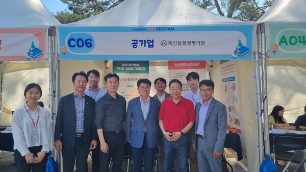 5월 21일 서울시 노원구에 위치한 삼육대학교 솔로몬광장에서 서울지원 윤갑석 지원장을 비롯한 박람회 참석자가 기념 촬영을 하고 있다.