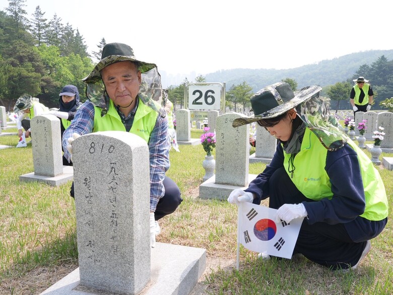 범농협 홍보담당 임직원 약 30명은 호국보훈의 달을 앞두고 24일 국립서울현충원 26번 묘역에서 봉사활동펼쳐(농협 제공)