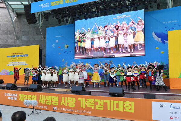 새생명어린이합창단이 ‘앞으로’ 동요 메들리에 맞춰 율동을 하며 걷기대회의 시작을 알렸다. 사진은 합창단의 발랄한 공연 모습.
