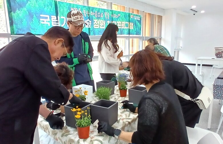 국립기억의숲에서 유가족 대상 정원치유프로그램을 운영하고 있다.(한국수목장문화진흥재단 제공)