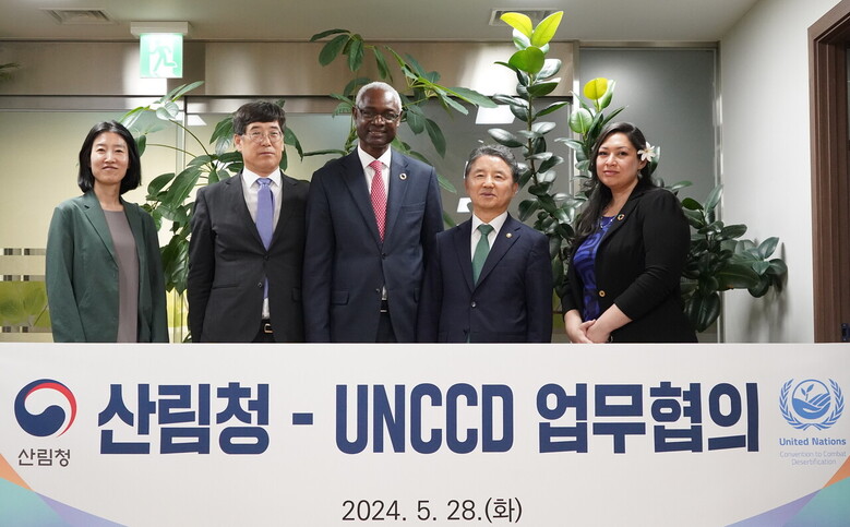 남성현 산림청장(왼쪽에서 네번째)이 28일 오전 서울에서 유엔사막화방지협약(UNCCD) 이브라힘 따아우(왼쪽에서 세번째) 사무총장 등 관계자들과 기념촬영을 하고 있다.(산림청 제공)