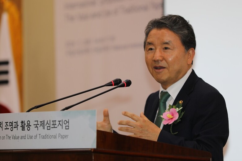 국제심포지엄에서 축사하는 남성현 청장
