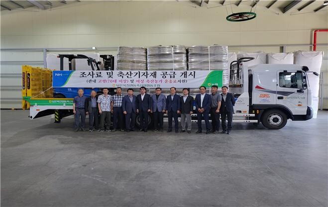 조사료 및 축산기자재(톱밥) 운송사업 개시(보은옥천영동축협 제공)