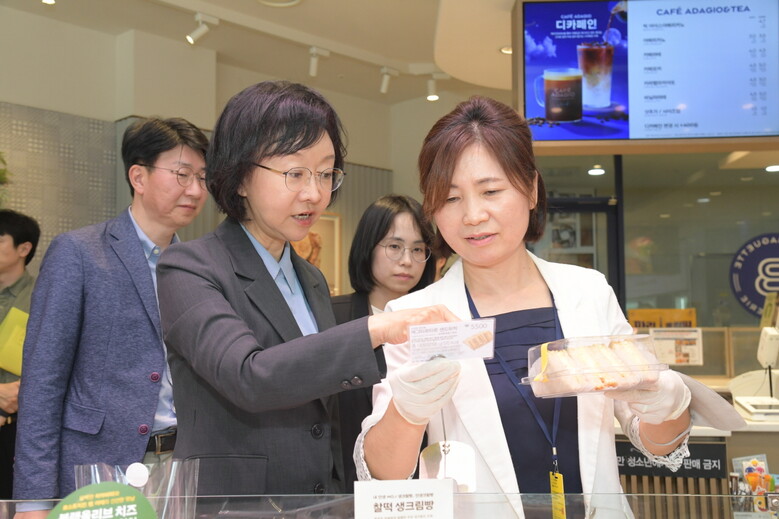 오유경 처장은 파리바게뜨 고덕그라시움점과 CU그라시움점을 방문해 어린이 기호식품에 대한 나트륨·당류 등 영양표시와 편의점 건강 먹거리 코너 운영 현황을 살펴보고 현장의 의견 청취(식약처 제공)