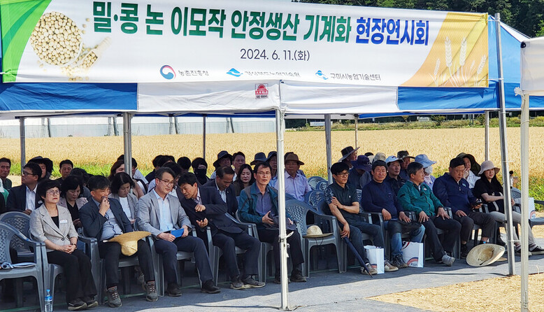11일 농촌진흥청 서효원 차장(왼쪽에서 세번째)은 경북 구미시 옥성면에서 열린 '밀 콩 논 이모작 안정생산 기계화 현장 연시회'에 참석해 관계관으로부터 행사 설명을 듣고 있다. (사진=농촌진흥청)