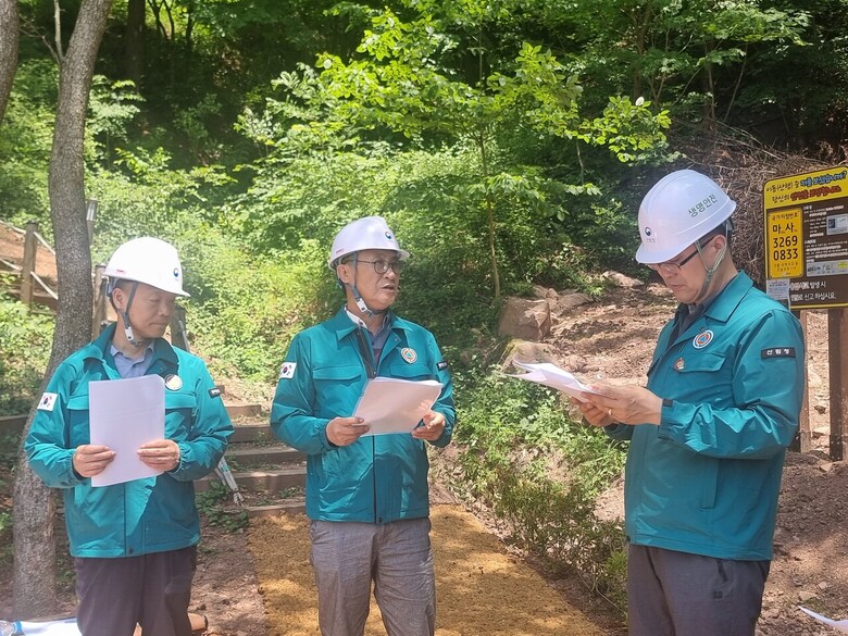 태백시 산사태 예방 사업지를 찾아 현장점검(산림청 제공)